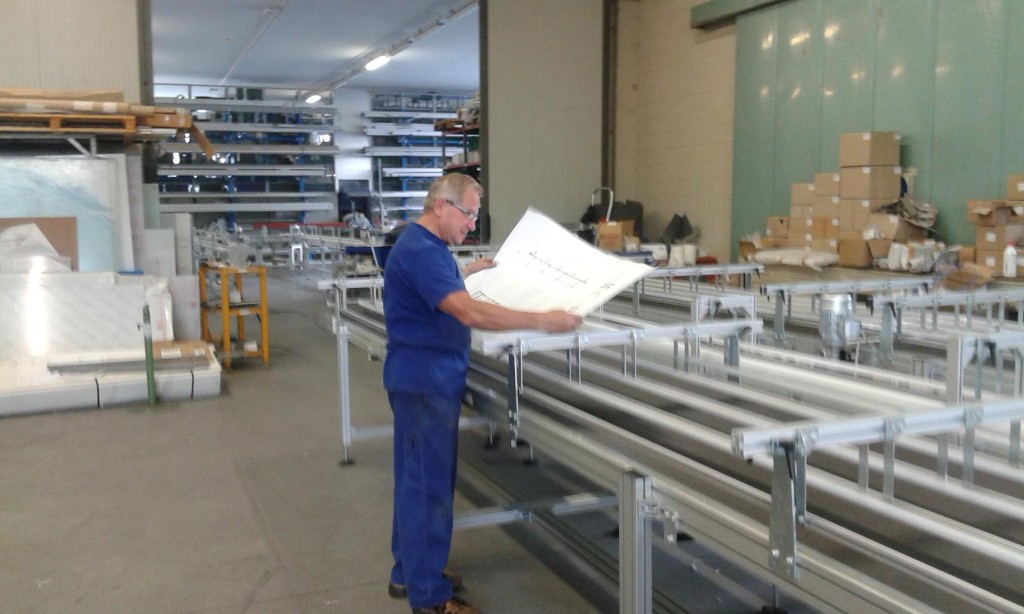 Prace instalacyjne przy linii technologicznej w zakładzie we Włoszech
